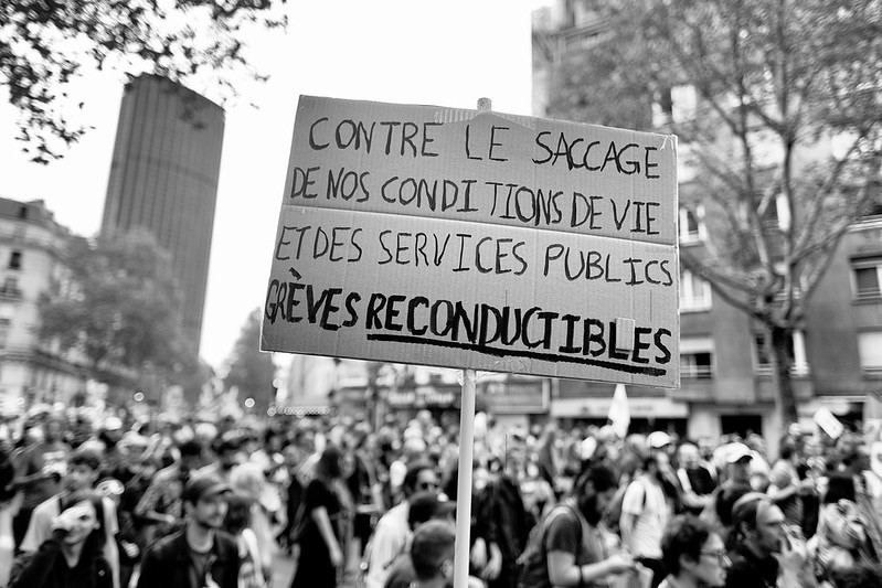 Photo de manifestation de Serge d'Ignazio.
Pancarte sur laquelle est écrit : "Contre le saccage de nos conditions de vie et des services publics. Grèves reconductibles"